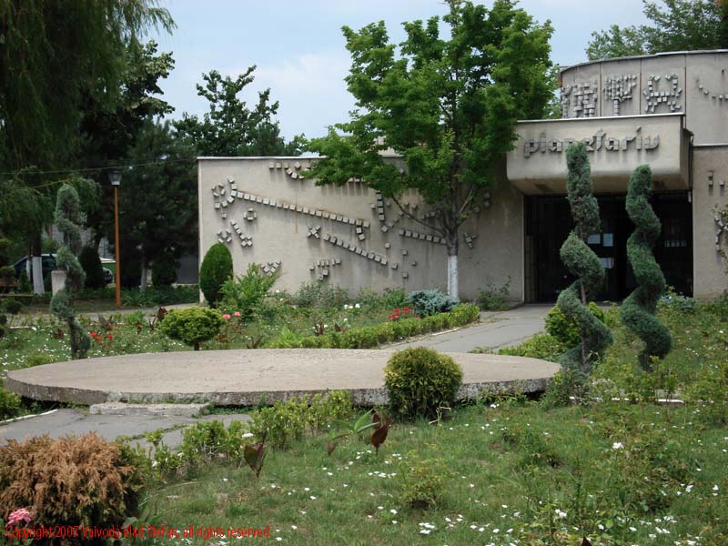 Vaivoda Vlad fotograf in Romania Planetariu exterior Constanta 2007