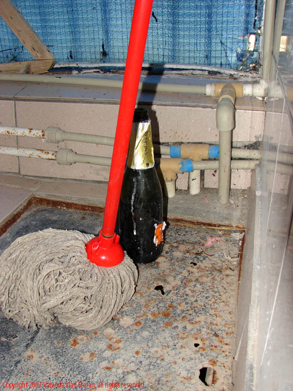 Vaivoda Vlad fotograf in Romania Planetariu toaleta mop sticla sampanie interior toaleta Constanta 2007