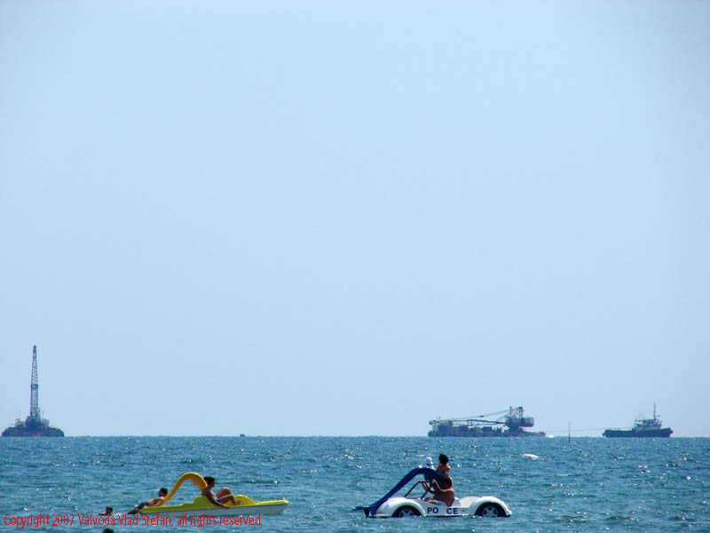 Vaivoda Vlad fotograf in Romania val valuri albastru agrement turism turist litoral vara plaja soare cald baie constanta vapoare hidrobicicleta Marea Neagra Mamaia 2007