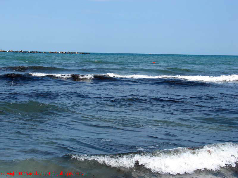 Marea Neagra Mamaia 2007 Vaivoda Vlad fotograf in Romania val valuri albastru agrement turism turist litoral vara plaja soare cald baie constanta nori senin