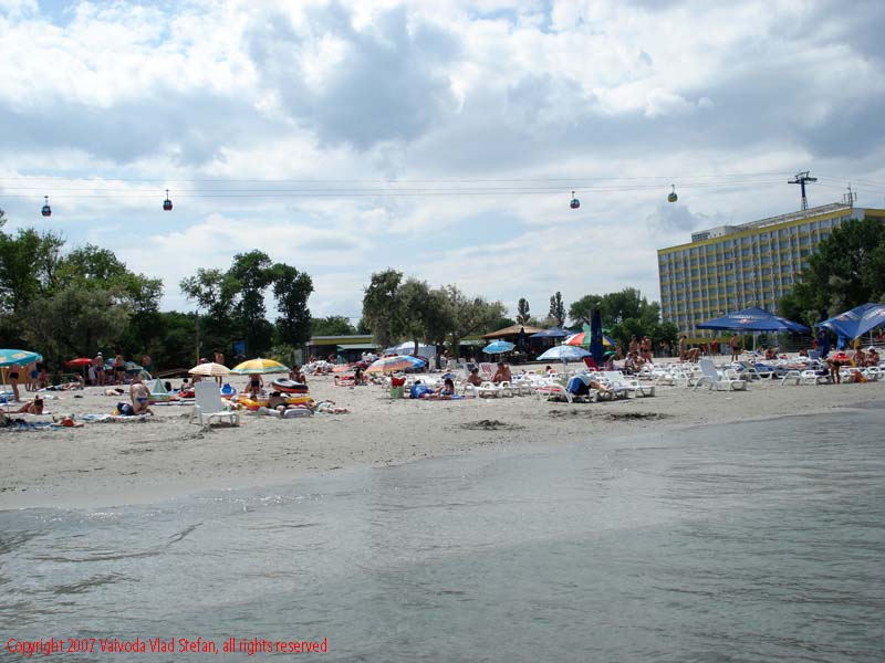 Pe plaja Mamaia 2007 Constanta Vaivoda Vlad fotograf in Romania turism turist litoral vara mal nisip plaja telegondole gondola hotel cazare