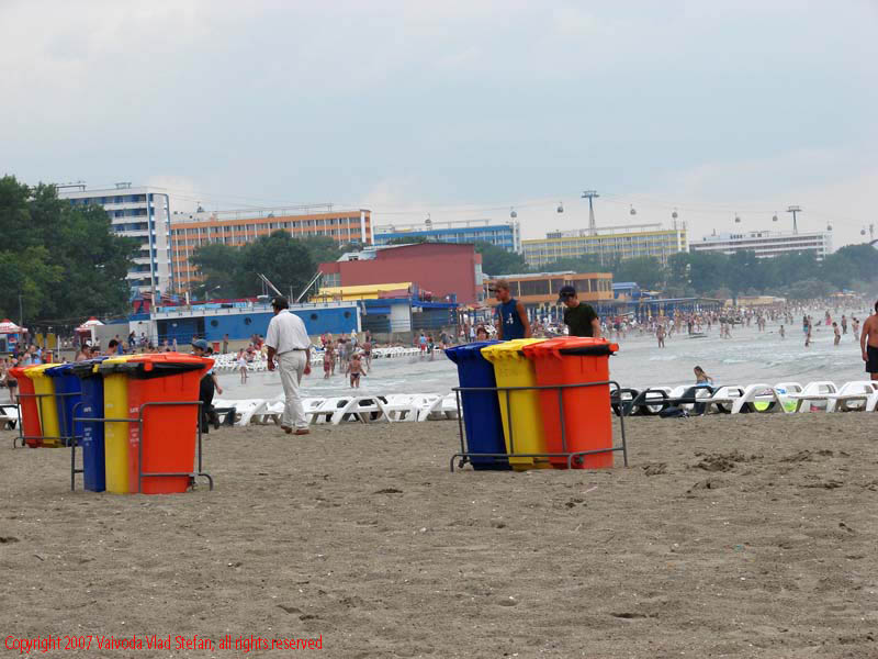 Pe plaja Mamaia 2007 Constanta Vaivoda Vlad fotograf in Romania turism turist litoral vara mal nisip plaja tomberon hotel malul marii cazare