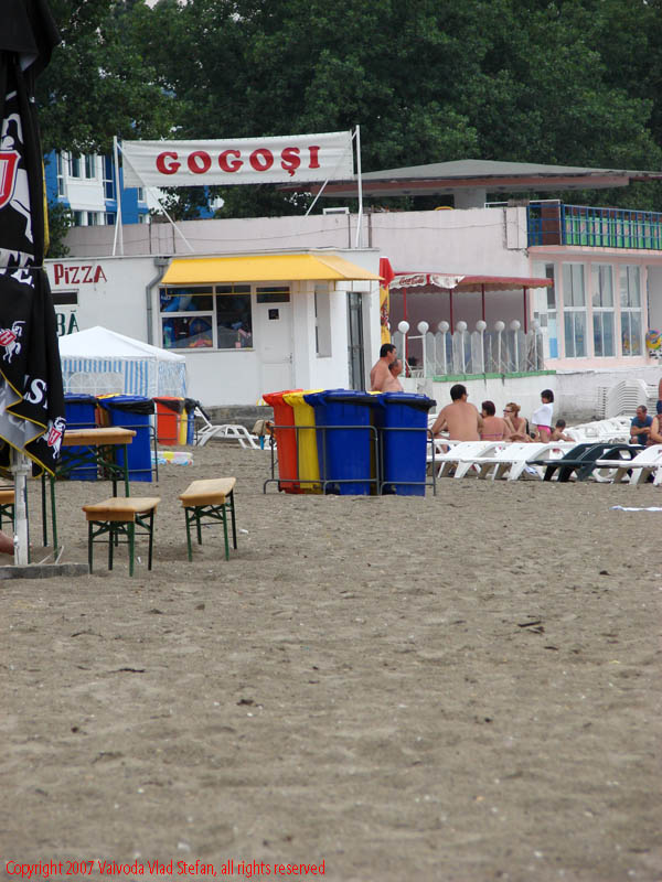 Pe plaja Mamaia 2007 Constanta Vaivoda Vlad fotograf in Romania turism turist litoral vara mal nisip plaja gogosi tomberon malul marii