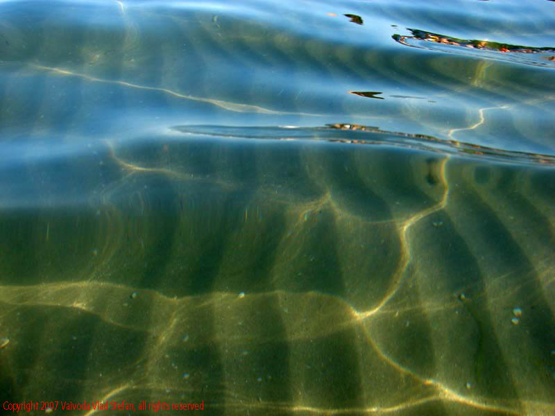 Marea Neagra Mamaia 2007 Vaivoda Vlad fotograf in Romania val valuri albastru agrement turism turist litoral vara plaja soare cald baie constanta apa reflexii nisip acvatic plante marine