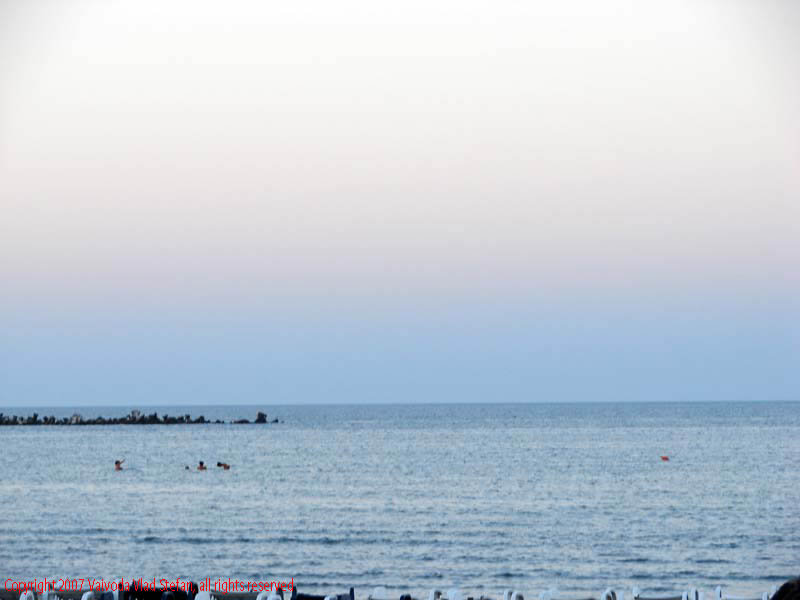 Marea Neagra Mamaia 2007 Vaivoda Vlad fotograf in Romania val valuri albastru agrement turism turist litoral vara plaja soare cald baie constanta apa acvatic orizont cer marin