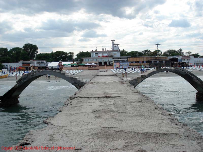 Plaja pasarela Mamaia 2007 Constanta Vaivoda Vlad fotograf in Romania val valuri albastru agrement turism turist litoral vara soare cald baie constanta apa nisip acvatic Victor Stephanescu arhitect constructie tobogan bolta debarcader ambarcatiuni inaugurare Carol al II-lea 1935