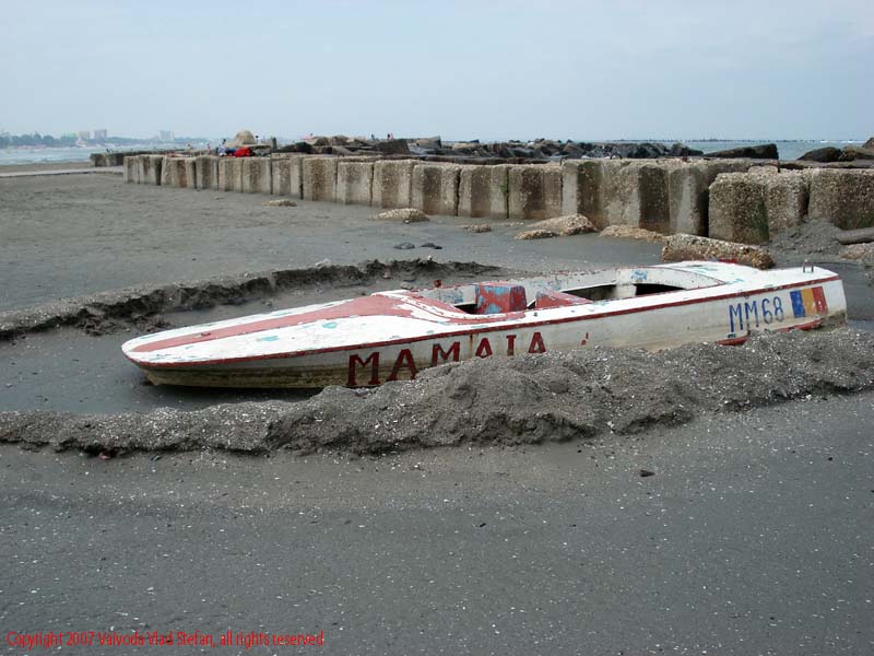 Plaja Mamaia 2007 Constanta Vaivoda Vlad fotograf in Romania turism turist litoral nisip vara mal marea neagra barca ambarcatiune salupa esuat esuata