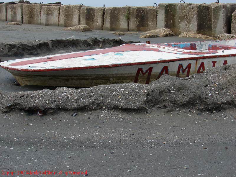 Plaja stabilopozi Marea Neagra Mamaia 20077 Constanta Vaivoda Vlad fotograf in Romania turism turist litoral nisip vara mal marea neagra barca ambarcatiune salupa esuata esuat
