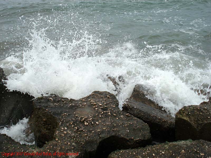 stabilopod stabilopozi Marea Neagra Mamaia 2007 Constanta Vaivoda Vlad fotograf in Romania turism turist litoral vara mal val spart valuri spuma stropi