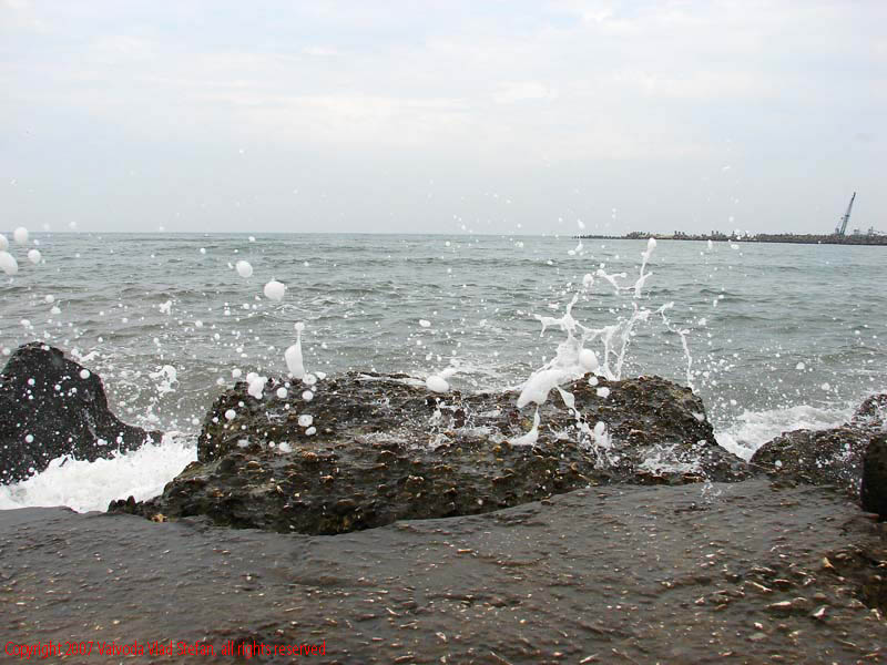 stabilopozi Marea Neagra Mamaia 2007 Constanta Vaivoda Vlad fotograf in Romania turism turist litoral vara mal val spart valuri spuma stropi agitata