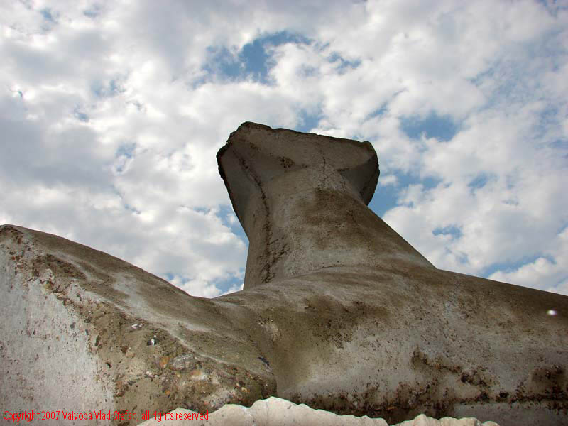 stabilopozi Marea Neagra Mamaia 2007 Constanta Vaivoda Vlad fotograf in Romania turism turist litoral vara mal stabilopod prim-plan cer nori senin