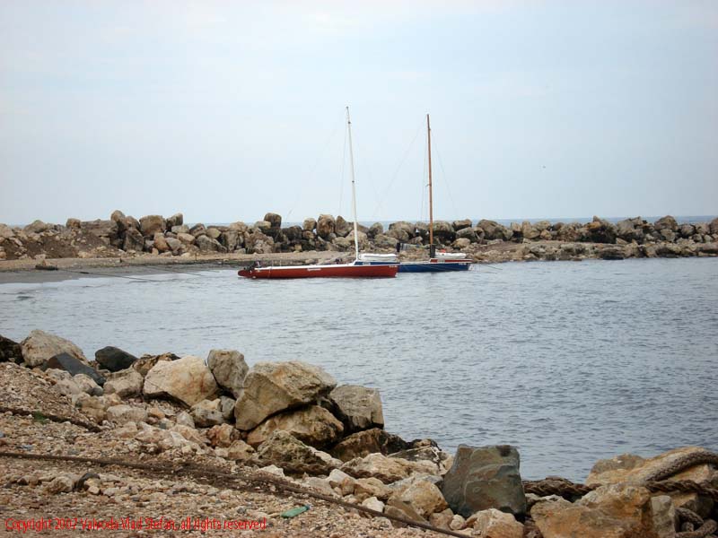 Vapor la mal stabilopozi Marea Neagra Mamaia 2007 Constanta Vaivoda Vlad fotograf in Romania turism turist litoral vara mal peisaj natura natural barca ambarcatiune panze catarg ancorat golf