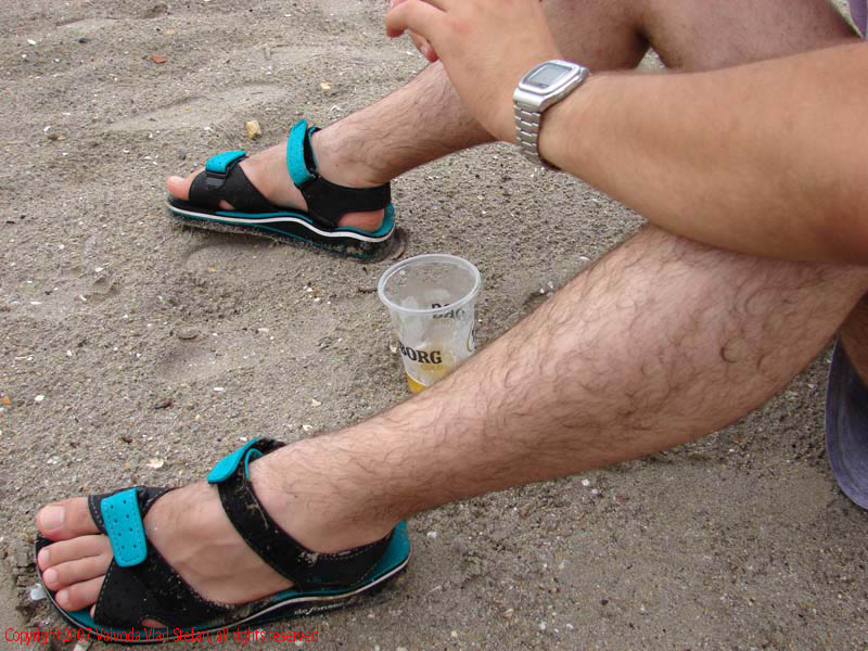 Pe plaja Mamaia 2007 Constanta Vaivoda Vlad fotograf in Romania turism turist litoral vara mal peisaj natura natural nisip bere pahar