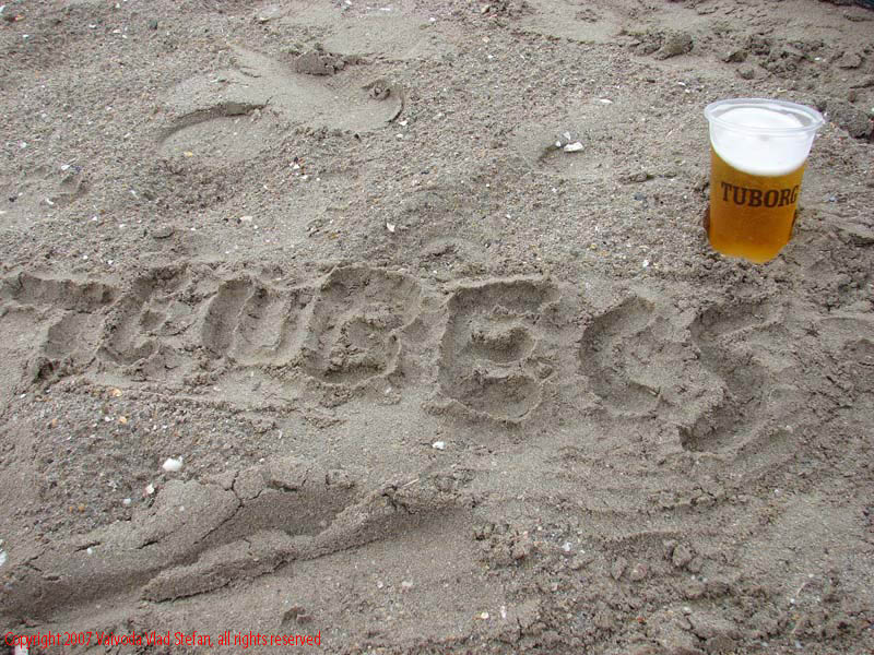 Pe plaja Mamaia 2007 Constanta Vaivoda Vlad fotograf in Romania turism turist litoral vara mal peisaj natura natural nisip te iubecs pahar bere
