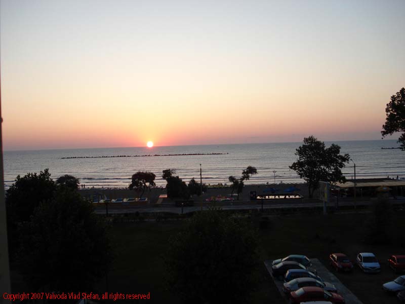 Rasarit Mamaia 2007 Constanta Vaivoda Vlad fotograf in Romania turism turist litoral vara mal peisaj natura natural contre-jour orizont dimineata matinal trezire