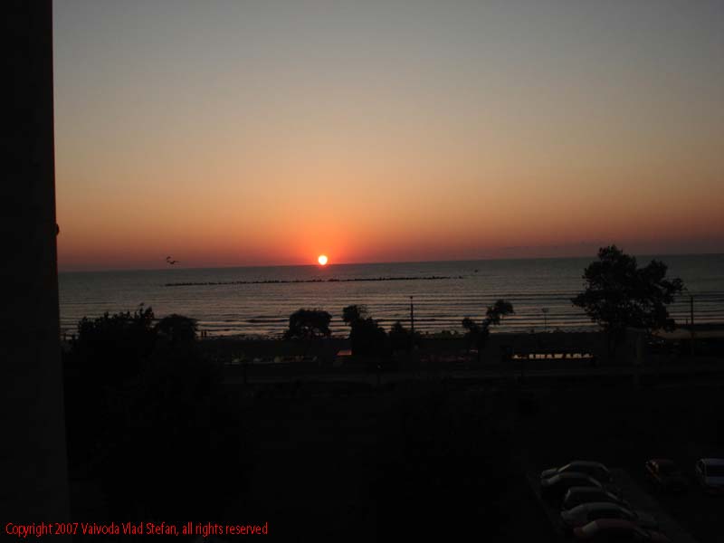 Rasarit Mamaia 2007 Constanta Vaivoda Vlad fotograf in Romania turism turist litoral vara mal peisaj natura natural dimineata matinal soare contre-jour