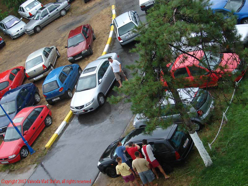 Vaivoda Vlad fotograf in Romania turism turist litoral malul marii constanta parcare masini In Mamaia 2007