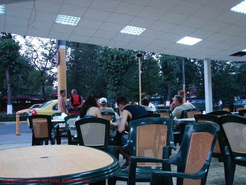 In satul de vacanta Mamaia 2007 Vaivoda Vlad fotograf in Romania turism turist litoral malul marii constanta teresa bere hamsii mamaliga mujdei aglomeratie