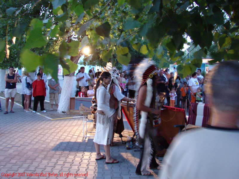 In satul de vacanta Mamaia 2007 Vaivoda Vlad fotograf in Romania turism turist litoral malul marii constanta teresa bere hamsii mamaliga mujdei aglomeratie