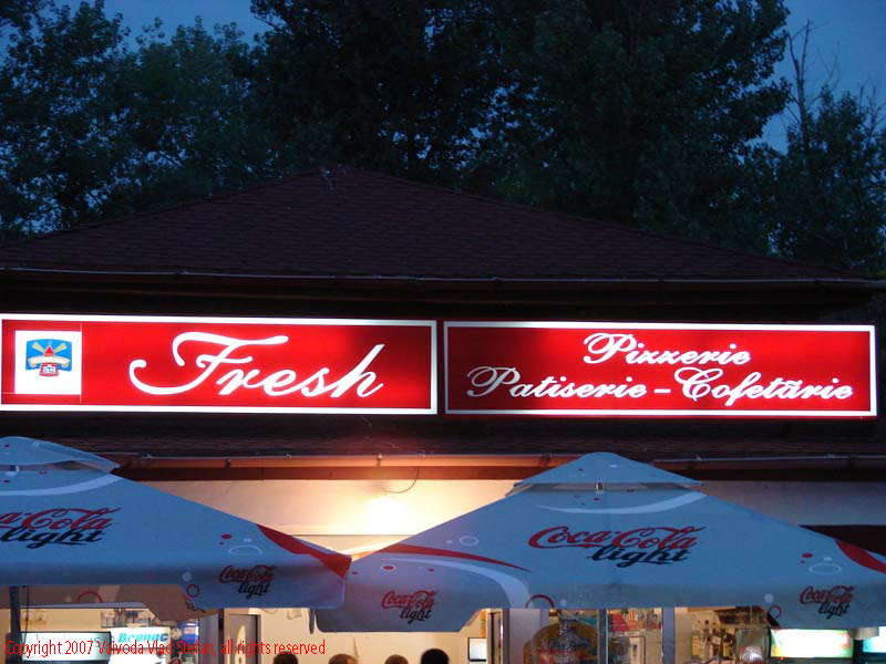 Seara in satul de vacanta Mamaia 2007 Vaivoda Vlad fotograf in Romania turism turist litoral malul marii constanta pizza pizzerie patiserie cofetarie prajitura