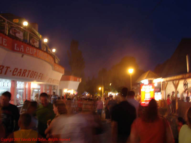 Seara in satul de vacanta Mamaia 2007 Vaivoda Vlad fotograf in Romania turism turist litoral malul marii constanta aglomeratie fum tarabe fast-food mici hamsii talcioc