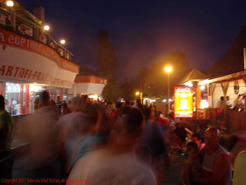 Seara in satul de vacanta Mamaia 2007 Vaivoda Vlad fotograf in Romania turism turist litoral malul marii constanta aglomeratie fum tarabe fast-food mici hamsii talcioc