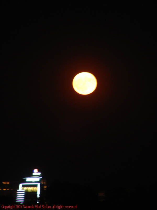 Seara in satul de vacanta Mamaia 2007 Vaivoda Vlad fotograf in Romania turism turist litoral malul marii constanta luna cer negru intunecat
