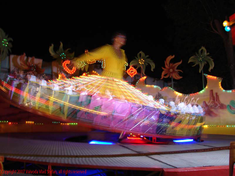 Seara in satul de vacanta Mamaia 2007 Vaivoda Vlad fotograf in Romania turism turist litoral malul marii constanta aglomeratie fum tarabe fast-food mici hamsii talcioc parc distractii aer liber amuzament carusel senzatii tari rollercoaster