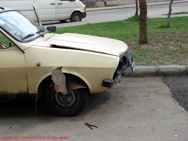 Vaivoda Vlad fotograf in Romania aripa indoita far Accident Dacia 1310 in Bistrita Nasaud 2007
