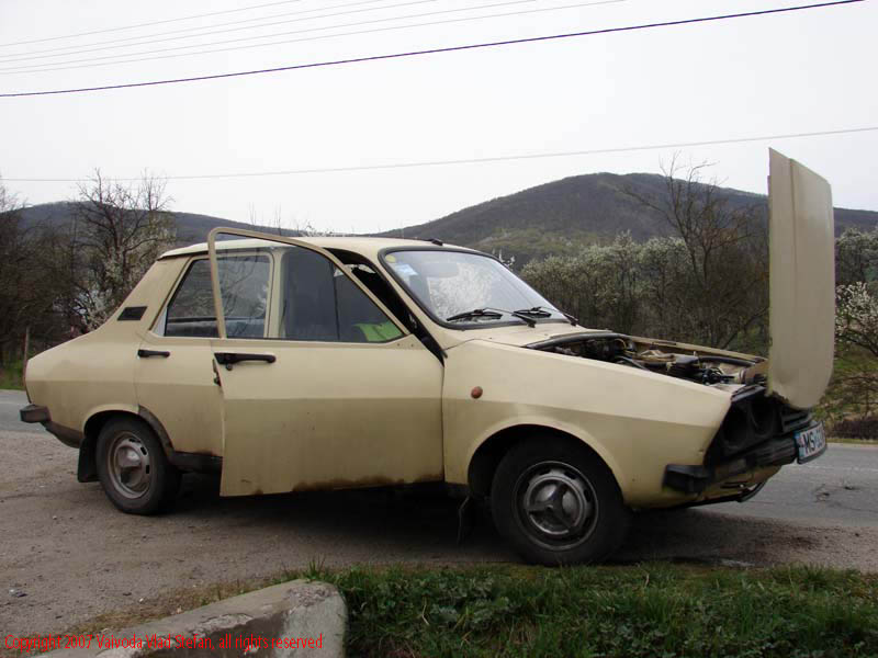 Vaivoda Vlad fotograf in Romania capota deschisa motor incins supraincalzit Accident Dacia 1310 in Bistrita Nasaud 2007