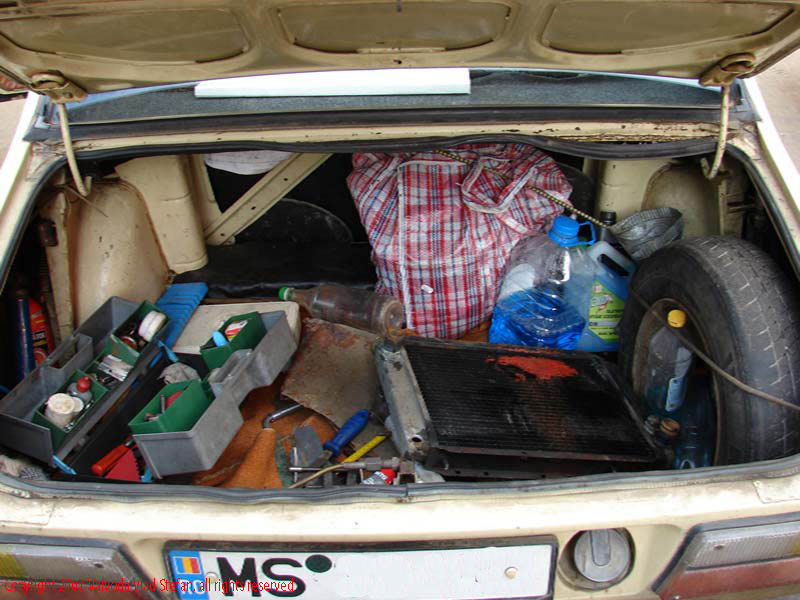 Vaivoda Vlad fotograf in Romania portbagaj trusa scule reparatii improvizatie Accident Dacia 1310 in Bistrita Nasaud 2007