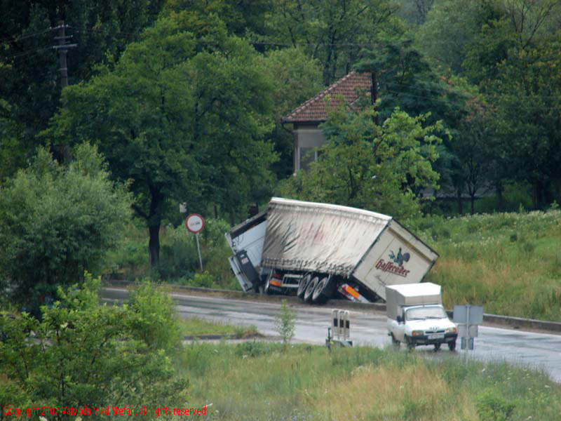 Vaivoda Vlad fotograf in Romania Accident TIR Orastie E67 DN7 2007 drum european national parasit carosabil camion remorca