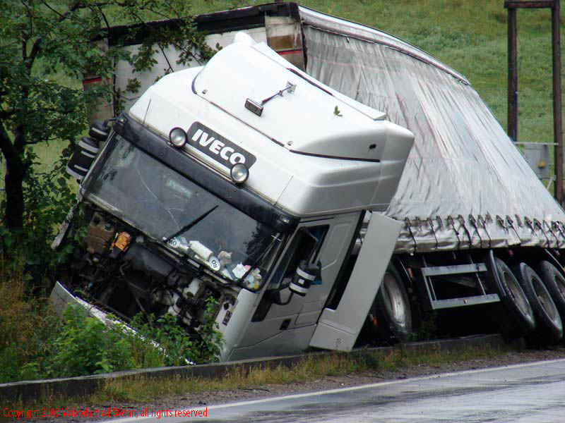 Vaivoda Vlad fotograf in Romania parasit carosabil camion remorca drum europea national Accident TIR Orastie E67 DN7 2007