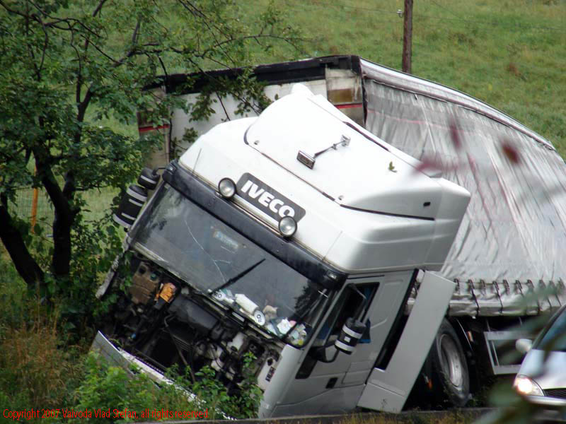 Vaivoda Vlad fotograf in Romania parasit carosabil sosea drum european national camion remorca Accident TIR Orastie E67 DN7 2007