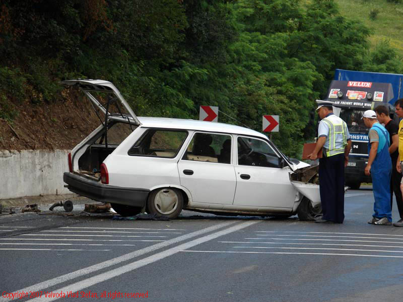Vaivoda Vlad fotograf in Romania drum european national automobil masina Accident Dacia Break E81 DN7 2007