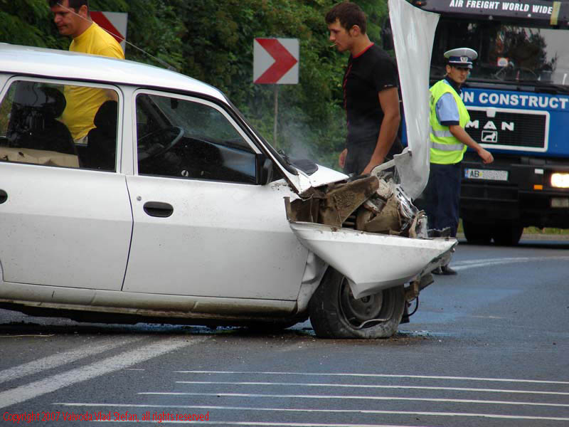 Vaivoda Vlad fotograf in Romania drum european national automobil masina Accident Dacia Break E81 DN7 2007