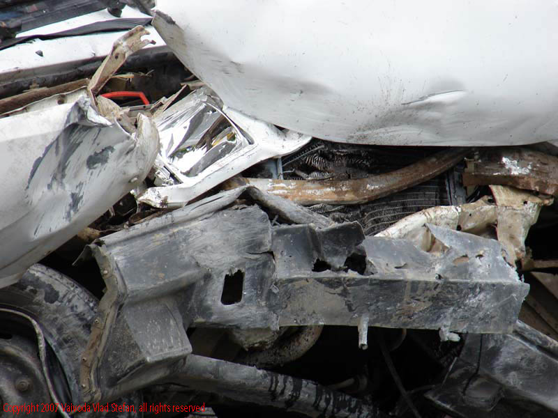 Vaivoda Vlad fotograf in Romania drum european national automobil masina Accident Dacia Break E81 DN7 2007