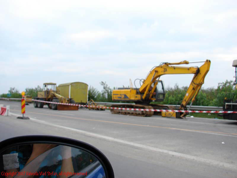 Vaivoda Vlad fotograf in Romania drum european national sosea sosele excursie calatorie calator voiaj masina automobil condus sofat soferie circula circulatie daewoo matiz autostrada autostrazi Lucrari pod rau arges carosabil A1 2007