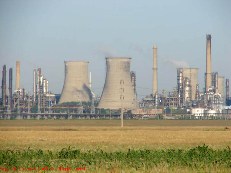 Vaivoda Vlad fotograf in Romania drum european national sosea sosele excursie calatorie calator voiaj masina automobil condus sofat soferie circula circulatie daewoo matiz autostrada autostrazi industrie industrial rafinare rafinarie petrol petrochimic Panorama Arpechim Pitesti de pe A1 poza 2