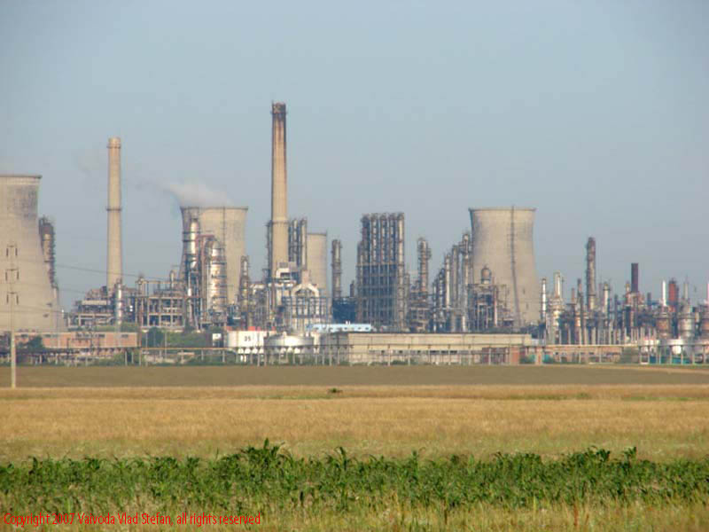 Vaivoda Vlad fotograf in Romania drum european national sosea sosele excursie calatorie calator voiaj masina automobil condus sofat soferie circula circulatie daewoo matiz autostrada autostrazi industrie industrial rafinare rafinarie petrol petrochimic Panorama Arpechim Pitesti de pe A1 poza 3