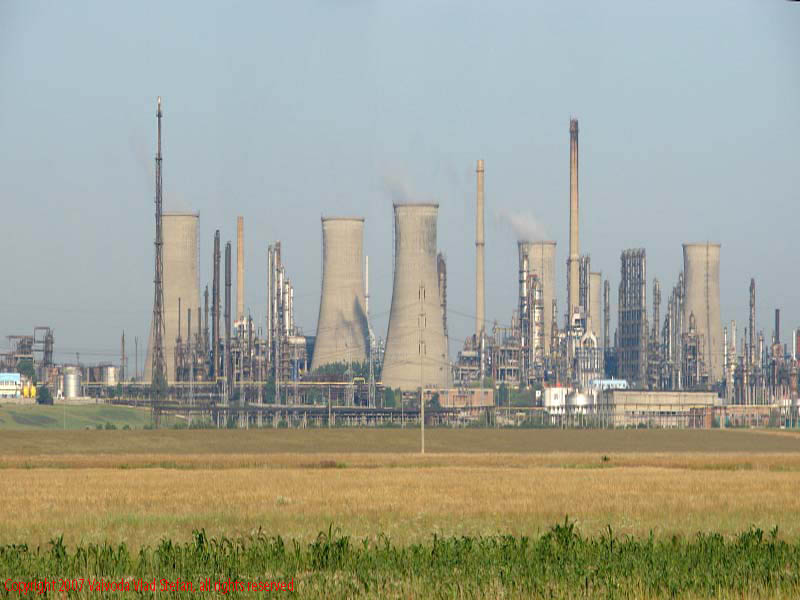 Vaivoda Vlad fotograf in Romania drum european national sosea sosele excursie calatorie calator voiaj masina automobil condus sofat soferie circula circulatie daewoo matiz autostrada autostrazi industrie industrial rafinare rafinarie petrol petrochimic Panorama Arpechim Pitesti de pe A1 poza 4