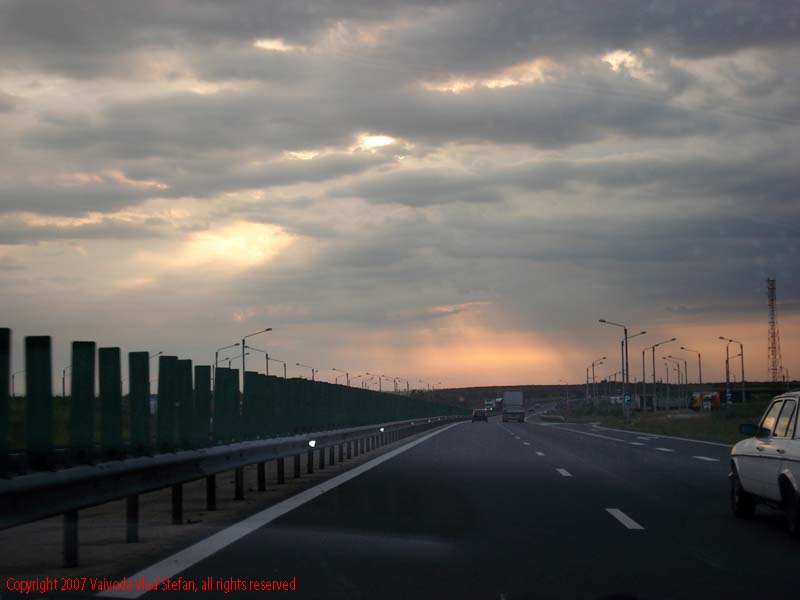 Vaivoda Vlad fotograf in Romania drum european national sosea sosele excursie calatorie calator voiaj masina automobil condus sofat soferie circula circulatie daewoo matiz autostrada autostrazi rutier Peisaj panorama banda benzi A2 spre Constanta 2007
