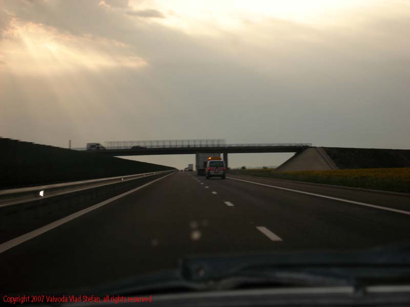 Vaivoda Vlad fotograf in Romania drum european national sosea sosele excursie calatorie calator voiaj masina automobil condus sofat soferie circula circulatie daewoo matiz autostrada autostrazi rutier pod pasaj A2 spre Constanta 2007
