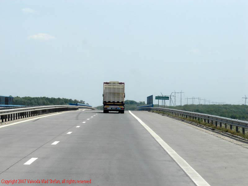 Vaivoda Vlad fotograf in Romania drum european national sosea sosele excursie calatorie calator voiaj masina automobil condus sofat soferie circula circulatie daewoo matiz autostrada autostrazi rutier A2 spre Constanta 2007 camion remorca tir