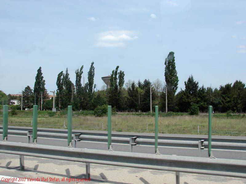 Vaivoda Vlad fotograf in Romania drum european national sosea sosele excursie calatorie calator voiaj masina automobil condus sofat soferie circula circulatie daewoo matiz autostrada autostrazi rutier parapet copaci pomi A2 spre Constanta 2007