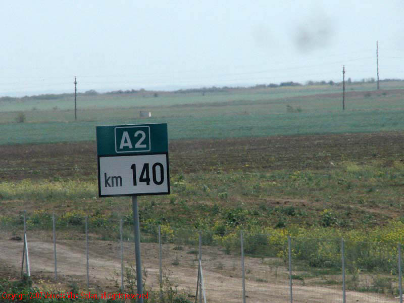 Vaivoda Vlad fotograf in Romania drum european national sosea sosele excursie calatorie calator voiaj masina automobil condus sofat soferie circula circulatie daewoo matiz autostrada autostrazi rutier semn indicator kilometrul 120 A2 spre Constanta 2007