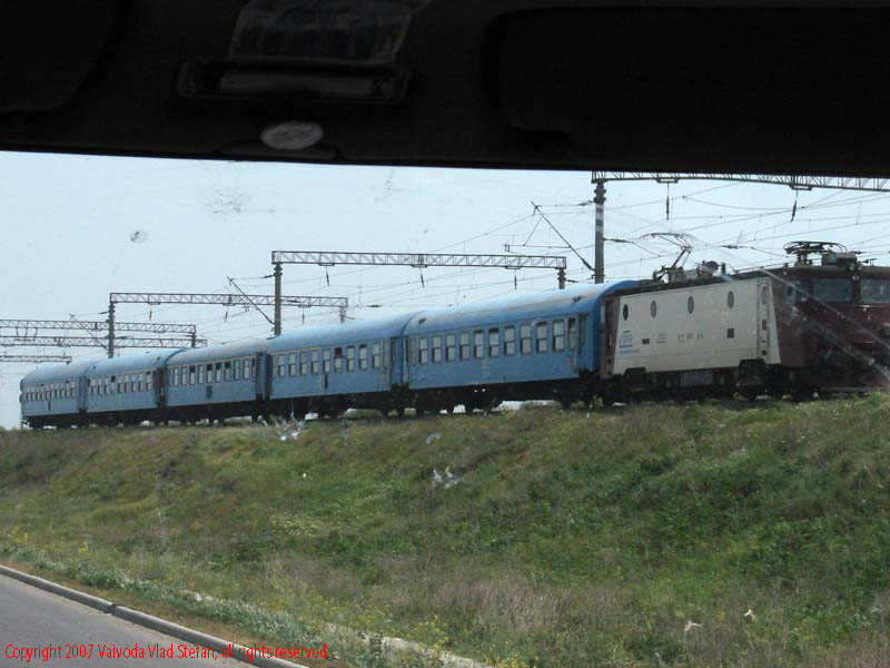 Vaivoda Vlad fotograf in Romania drum european national sosea sosele excursie calatorie calator voiaj masina automobil condus sofat soferie circula circulatie daewoo matiz autostrada autostrazi rutier Autostrada A2 Fetesti 2007 tren electric vagoane locomotiva