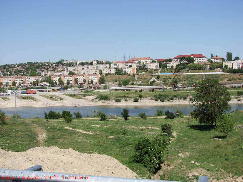 Vaivoda Vlad fotograf in Romania drum european national sosea sosele excursie calatorie calator voiaj masina automobil condus sofat soferie circula circulatie daewoo matiz autostrada autostrazi rutier panorama oras urban brat dunare Cernavoda 2007