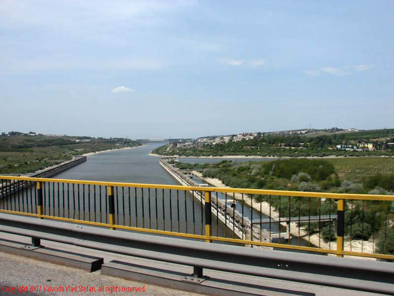 Vaivoda Vlad fotograf in Romania drum european national sosea sosele excursie calatorie calator voiaj masina automobil condus sofat soferie circula circulatie daewoo matiz autostrada autostrazi rutier pod ecluza Cernavoda 2007