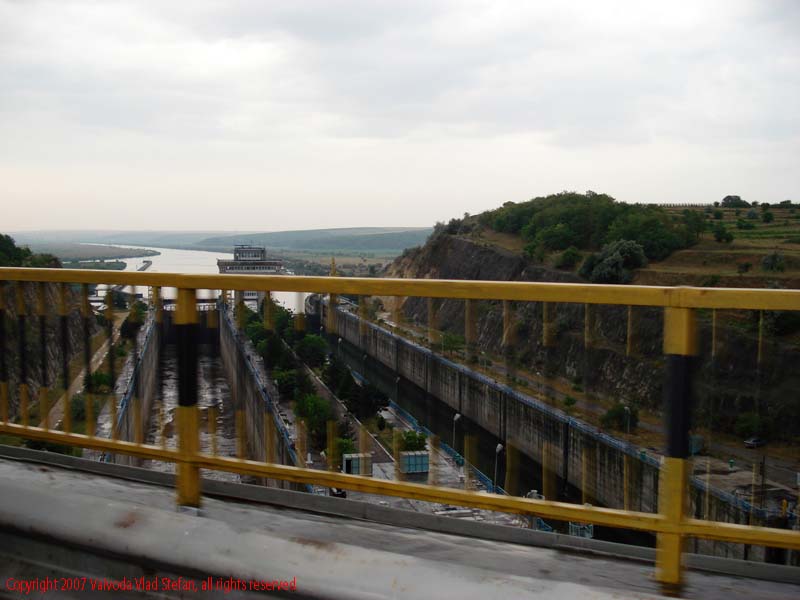 Vaivoda Vlad fotograf in Romania drum european national sosea sosele excursie calatorie calator voiaj masina automobil condus sofat soferie circula circulatie daewoo matiz autostrada autostrazi rutier pod ecluza Cernavoda 2007